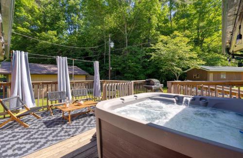 Gatlinburg Casa | The Rustic Cottage by AvantStay Hot Tub Fire Pit Pool Table 5mins to Town