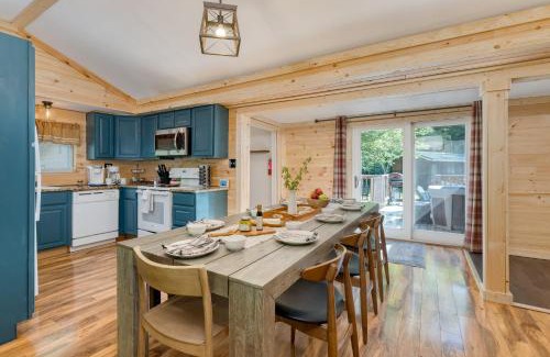Gatlinburg Casa | The Rustic Cottage by AvantStay Hot Tub Fire Pit Pool Table 5mins to Town