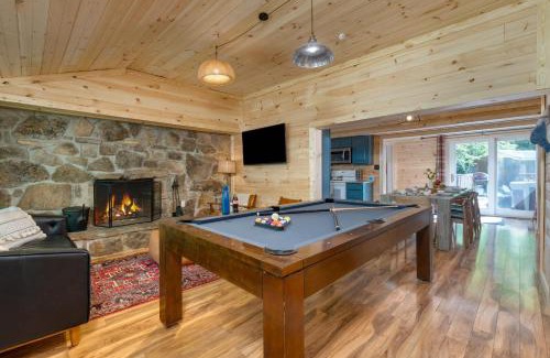 Gatlinburg Casa | The Rustic Cottage by AvantStay Hot Tub Fire Pit Pool Table 5mins to Town