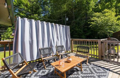 Gatlinburg Casa | The Rustic Cottage by AvantStay Hot Tub Fire Pit Pool Table 5mins to Town