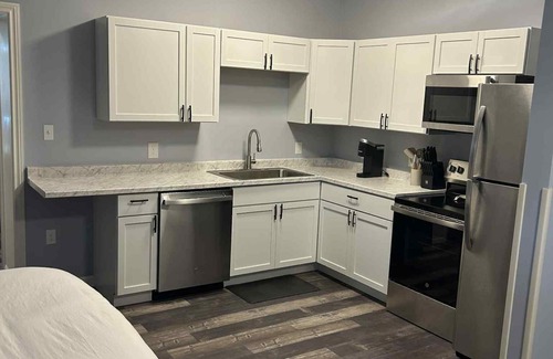 Renick Apartamento | The Rustic Railroad Studio 5 Min to HWY 63 Kitchen + Washer/Dryer
