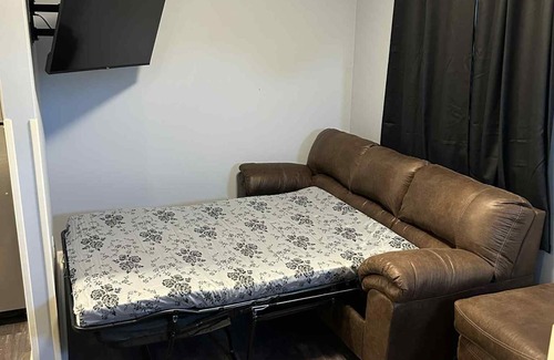 Renick Apartamento | The Rustic Railroad Studio 5 Min to HWY 63 Kitchen + Washer/Dryer