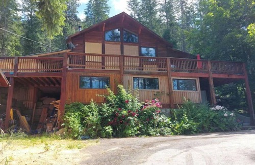 Central Kootenay Casa | The Rustic Retreat House on Kootenay Lake
