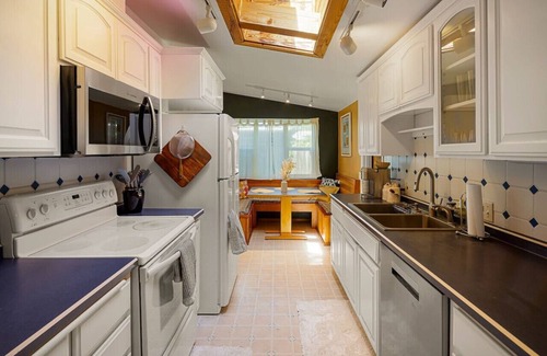 Friendly Casa | The Rustic Roost: 3 miles to U of O
