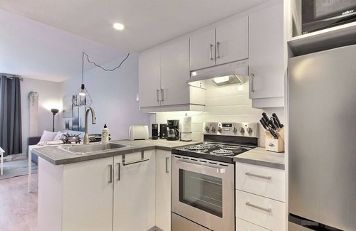 Saint Ferreol les Neiges Apartamento | The Stylish| Mont St-Anne | Pool & Sauna | AC