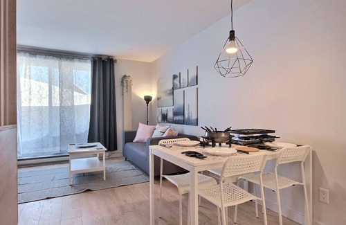 Saint Ferreol les Neiges Apartamento | The Stylish| Mont St-Anne | Pool & Sauna | AC
