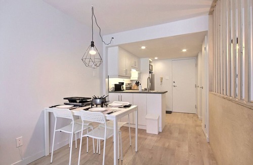 Saint Ferreol les Neiges Apartamento | The Stylish| Mont St-Anne | Pool & Sauna | AC