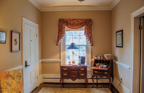 Clinton Apartamento | The Sage Suite - Charming Private Room w/ Ensuite Bath in Historic Downtown Home