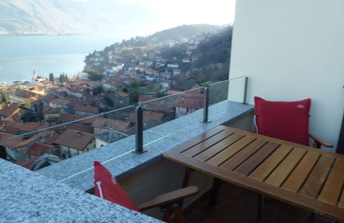 Calozzo Apartamento | "La Vela" ático en una posición dominante con hermosa vistas del lago y las montañas