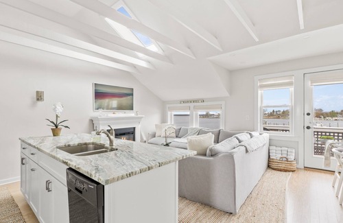 Watch Hill Historic District Condominio | The Saltbox - Watch Hill's Award-Winning Waterfront Retreat.