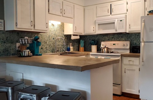 El Centro Beach Condominio | The Salty Mermaid-3 Minute walk to Beach/Pool