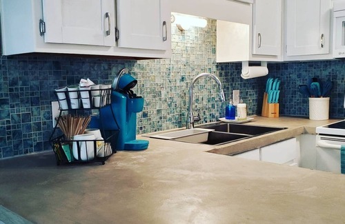 El Centro Beach Condominio | The Salty Mermaid-3 Minute walk to Beach/Pool