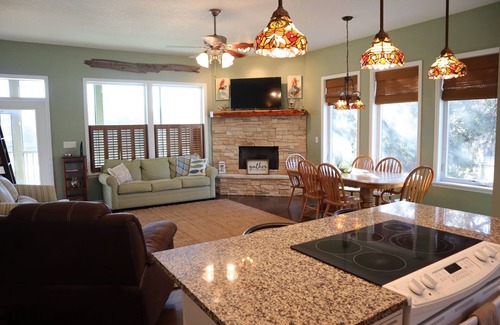 Steinhatchee Casa | The Salty Siren- Steinhatchee Landing Resort Sleeps 9 -New High Speed Internet