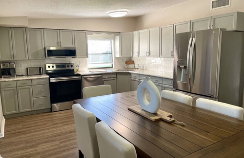 Northside Casa | The Sanctuary-8 minutes from Jax airport and 5 miles from the Jacksonville Zoo!