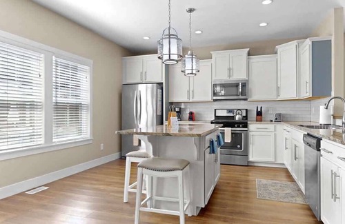 South Haven Casa | Spacious Dog-Friendly Getaway with Year-Round Pool & Hot Tub
