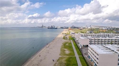 North Beach Apartamento | The Sandbar Stay - North Beach Waterfront Condo