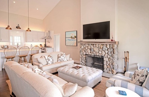 Bridgehampton Casa | The Sandbox! Completely renovated in-town 3br, 2+ bath with pool & poolhouse.