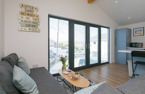 Hayle Cabaña | THE SANDBOX, romantic, country holiday cottage in Hayle