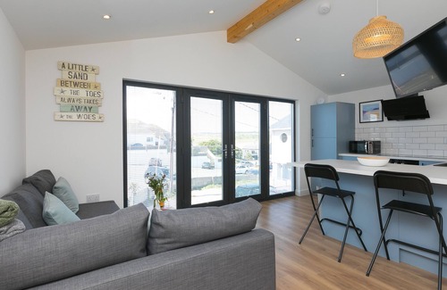 Hayle Cabaña | THE SANDBOX, romantic, country holiday cottage in Hayle