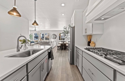 St. George Casa | The Sandcastle -Private Hot Tub, Desert Color Lagoon, Beaches!