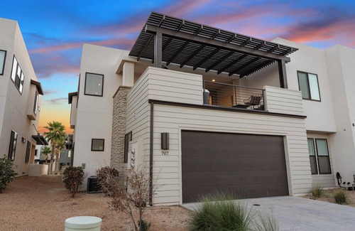 St. George Casa | The Sandcastle -Private Hot Tub, Desert Color Lagoon, Beaches!
