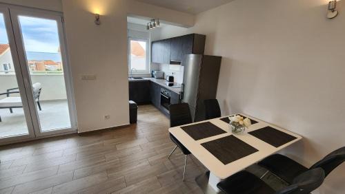 Brinje Apartamento | The Sands LUXE Pool Aparthotel 4