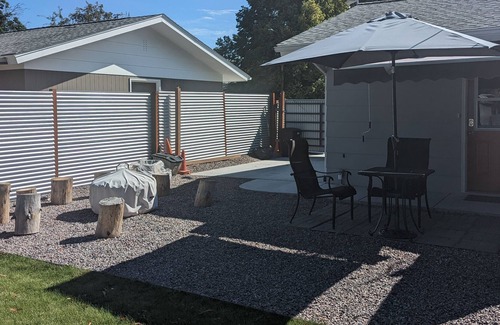 Missoula Apartamento | The Saranac Suite on Bike Trail near UM, Hospital, Shopping and Recreation.