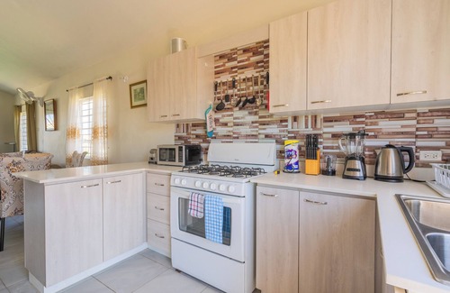 Portmore Casa | "The Savannah @ Phoenix" A cool family friendly home close to Major Attractions.