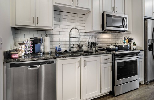 Linthicum Heights Apartamento | The Savvy Traveler, Pool - Gym - Fast Internet - BWI - New Listing
