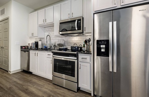 Linthicum Heights Apartamento | The Savvy Traveler, Pool - Gym - Fast Internet - BWI - New Listing