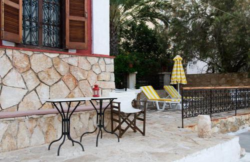 Megisti Casa | The Scarlet House