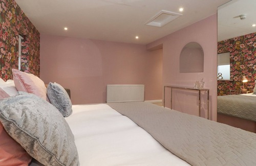 Cartmel Cabaña | THE SCHOOL ROOM, romantic, character holiday cottage in Cartmel
