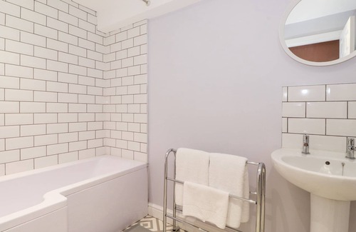 Cartmel Cabaña | THE SCHOOL ROOM, romantic, character holiday cottage in Cartmel