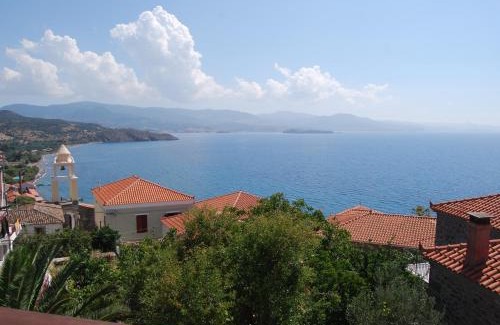 Mithimna Apartamento | The Schoolmistress With The Golden Eyes, studios & rooms