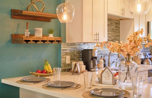 Fashion Square Casa | The Scott Getaway - Walkable to Old Town, remodeled space, heated pool!