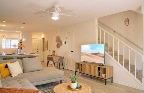Fashion Square Casa | The Scott Getaway - Walkable to Old Town, remodeled space, heated pool!