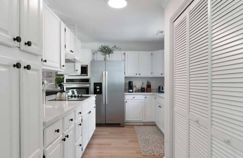 Isle of Palms Casa | The Sea Shadow - Walk to the Beach!