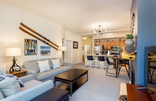 Lakeside Village Condominio | The Seasons 1834 2 Bedroom Condo by RedAwning