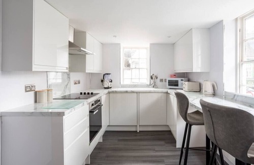 Blandford Saint Mary Apartamento | The Secret: Stylish and Spacious En Suite Bathroom