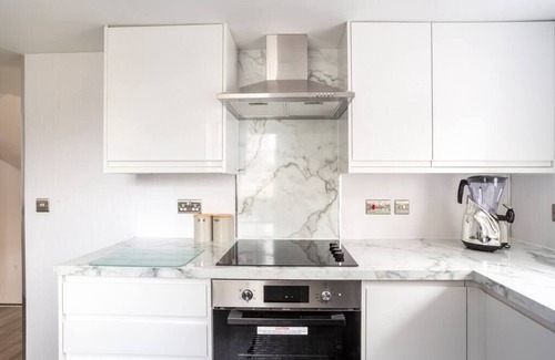 Blandford Saint Mary Apartamento | The Secret: Stylish and Spacious En Suite Bathroom