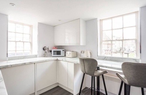 Blandford Saint Mary Apartamento | The Secret: Stylish and Spacious En Suite Bathroom