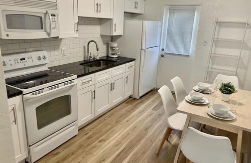Bayshore Gardens Casa | “The Sequel” - King bed - Renovated - near IMG