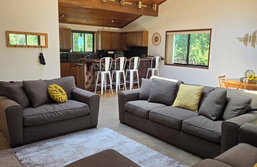 Sequim Apartamento | The Sequim Tree House is a spacious one bedroom with a bonus room for more guest