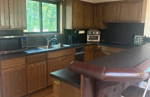 Sequim Apartamento | The Sequim Tree House is a spacious one bedroom with a bonus room for more guest