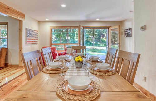 Oregon Water Wonderland Cabina | The Settle Inn Riverfront Retreat