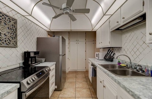 Holly Hill Casa | The Shark Shack-pet friendly, huge yard and ping pong