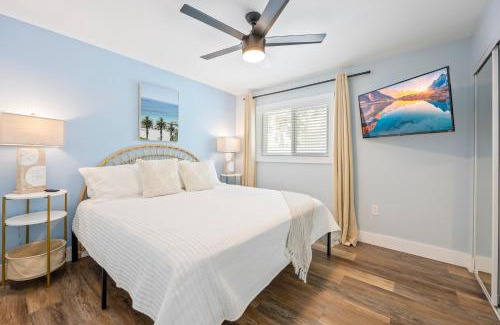 Cocoa Beach Apartamento | The Shark Tank Cocoa Beach - Coastal Modern, Downtown, 5-Min Walk to Beach, Shops & Bars