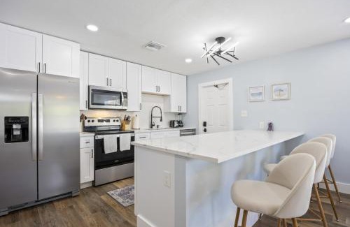 Cocoa Beach Apartamento | The Shark Tank Cocoa Beach - Coastal Modern, Downtown, 5-Min Walk to Beach, Shops & Bars