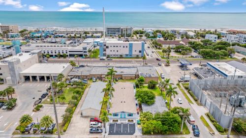 Cocoa Beach Apartamento | The Shark Tank Cocoa Beach - Coastal Modern, Downtown, 5-Min Walk to Beach, Shops & Bars