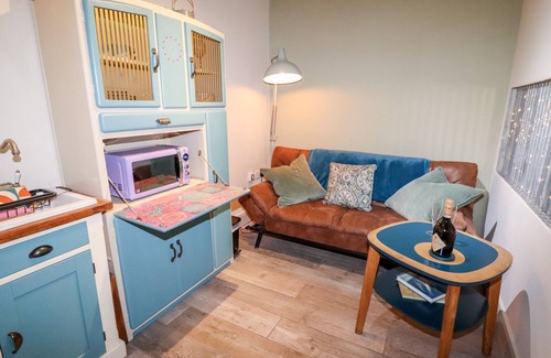 Holmfirth Casa | THE SHEARER'S HUT, romantic, with a garden in Holme, West Yorkshire